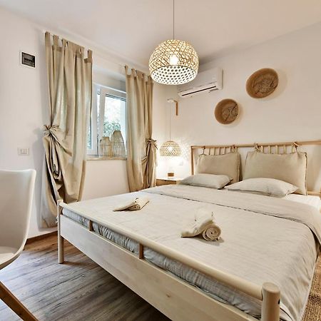 Pikarin Rooms B&B เวอร์ซาร์ ภายนอก รูปภาพ