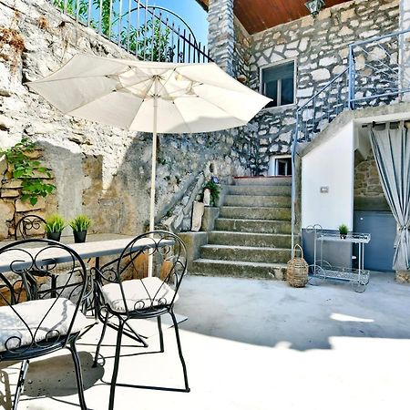 Pikarin Rooms B&B เวอร์ซาร์ ภายนอก รูปภาพ