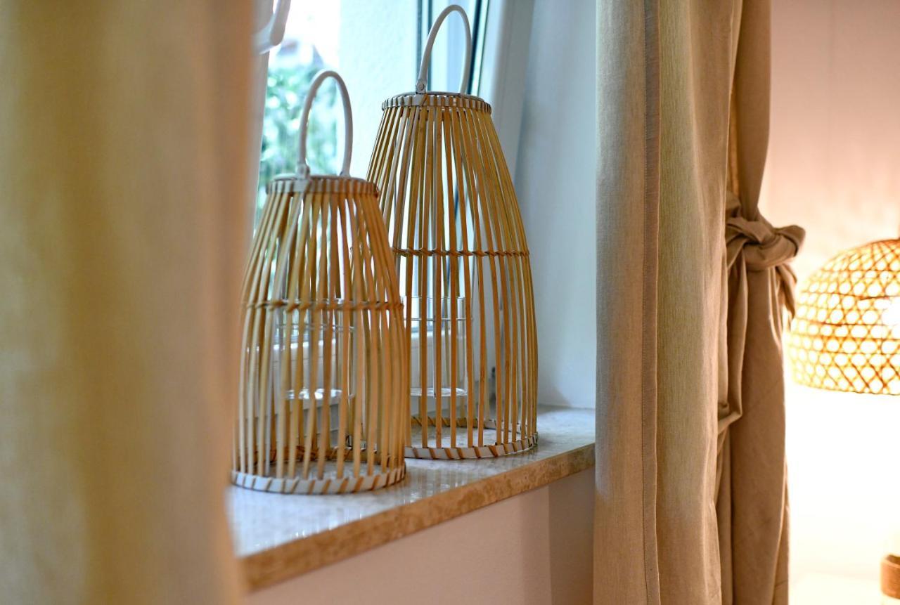 Pikarin Rooms B&B เวอร์ซาร์ ภายนอก รูปภาพ