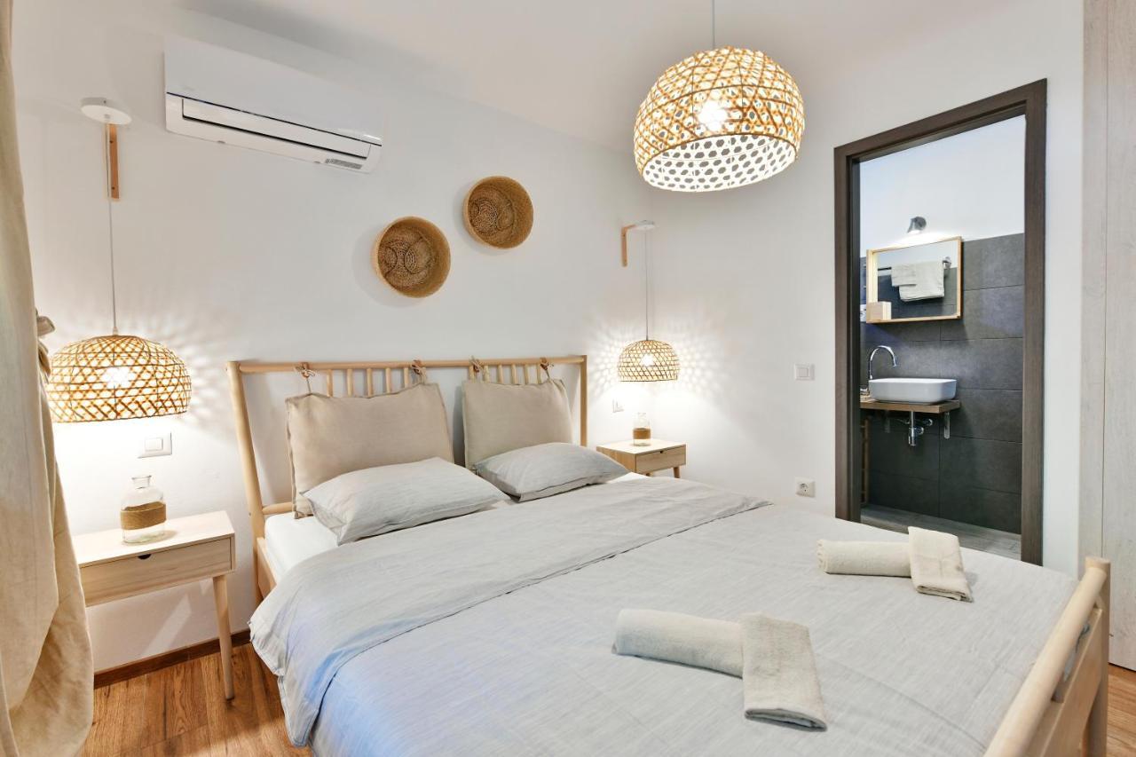 Pikarin Rooms B&B เวอร์ซาร์ ภายนอก รูปภาพ