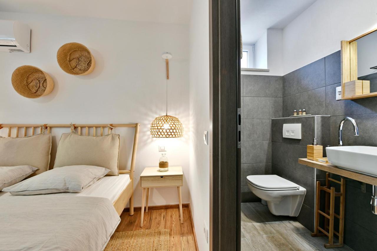 Pikarin Rooms B&B เวอร์ซาร์ ภายนอก รูปภาพ