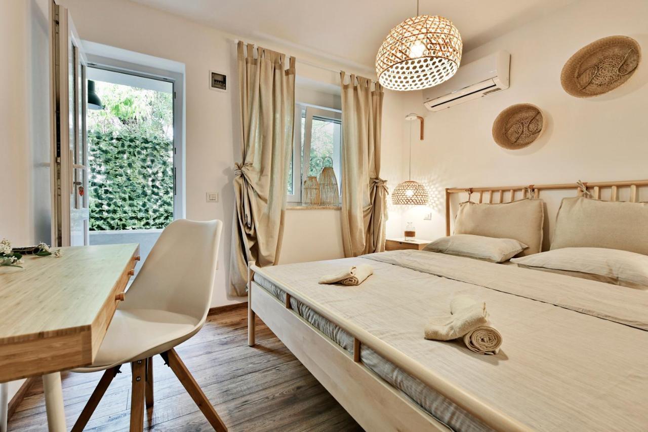 Pikarin Rooms B&B เวอร์ซาร์ ภายนอก รูปภาพ