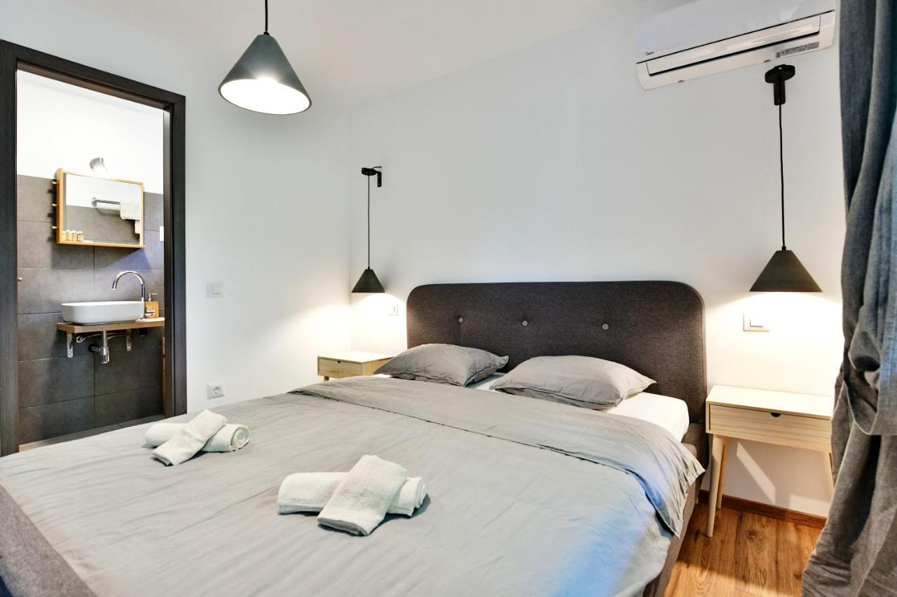 Pikarin Rooms B&B เวอร์ซาร์ ภายนอก รูปภาพ