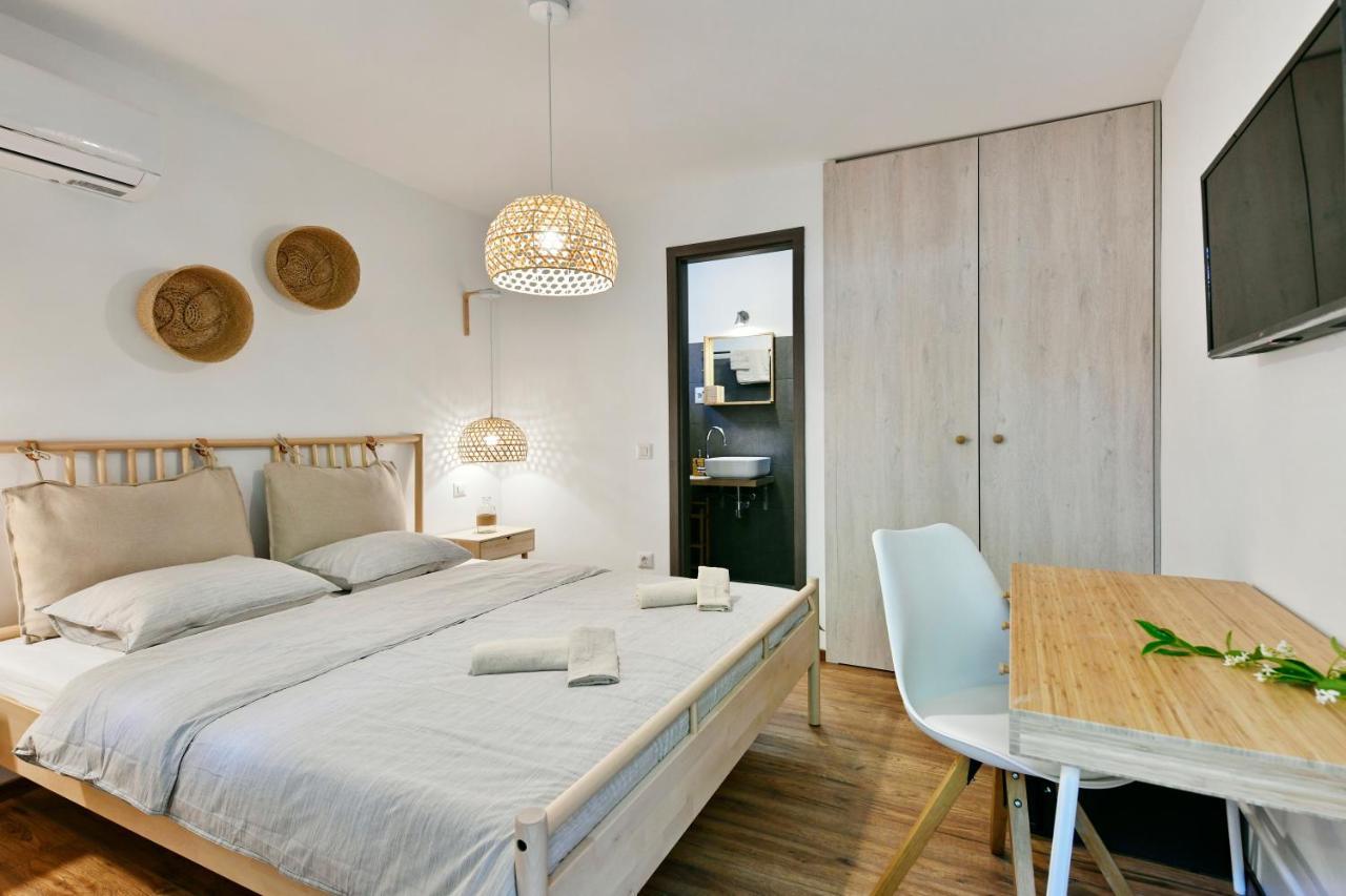 Pikarin Rooms B&B เวอร์ซาร์ ภายนอก รูปภาพ
