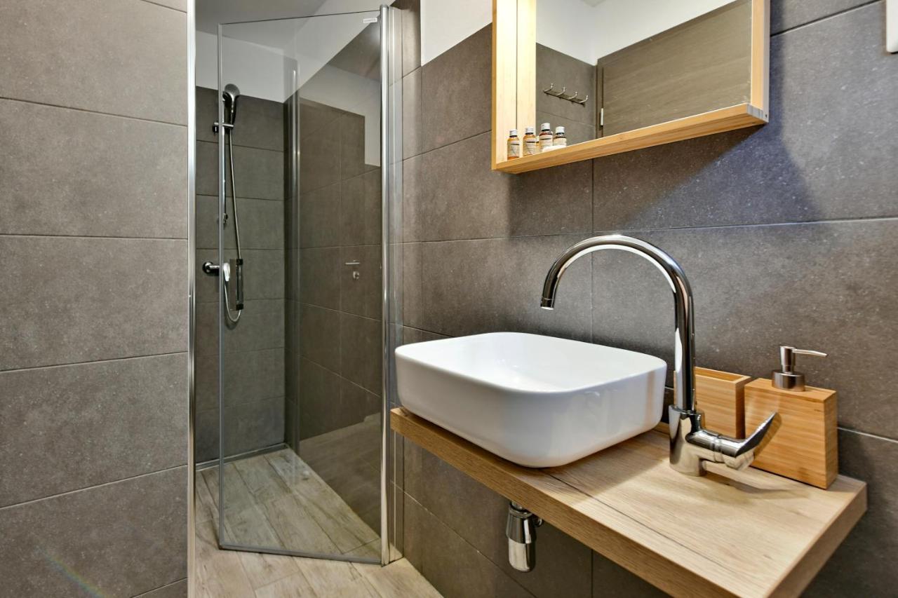 Pikarin Rooms B&B เวอร์ซาร์ ภายนอก รูปภาพ