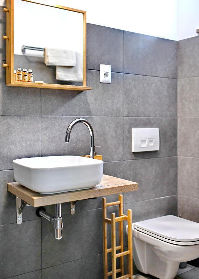 Pikarin Rooms B&B เวอร์ซาร์ ภายนอก รูปภาพ