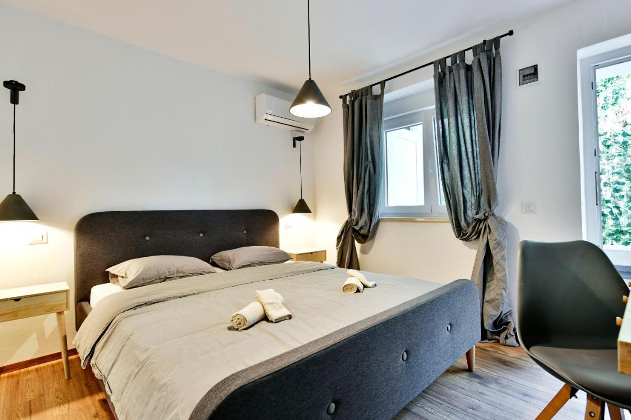 Pikarin Rooms B&B เวอร์ซาร์ ภายนอก รูปภาพ