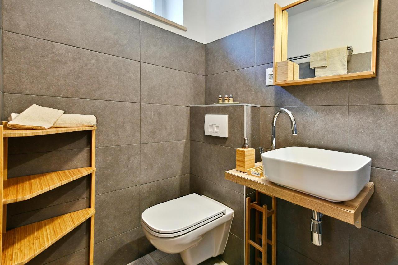 Pikarin Rooms B&B เวอร์ซาร์ ภายนอก รูปภาพ