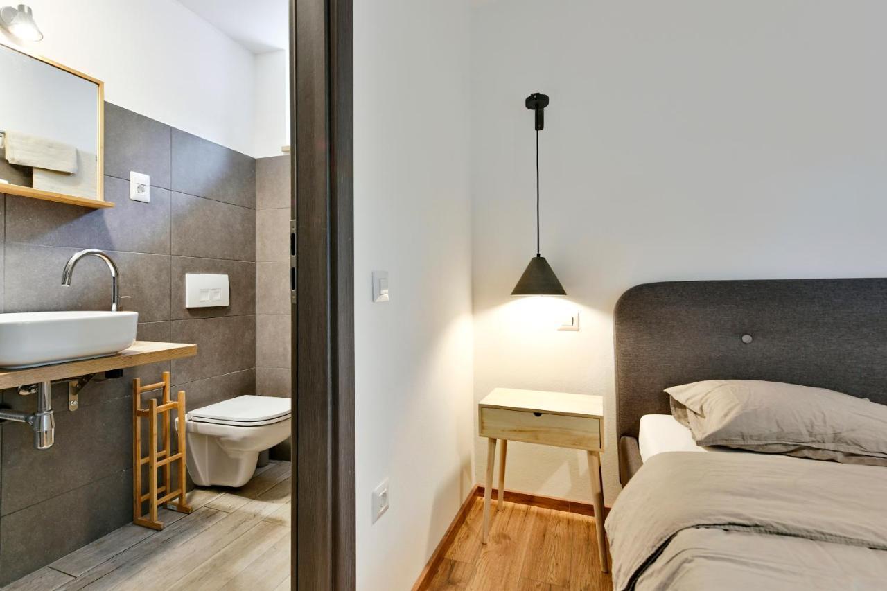 Pikarin Rooms B&B เวอร์ซาร์ ภายนอก รูปภาพ