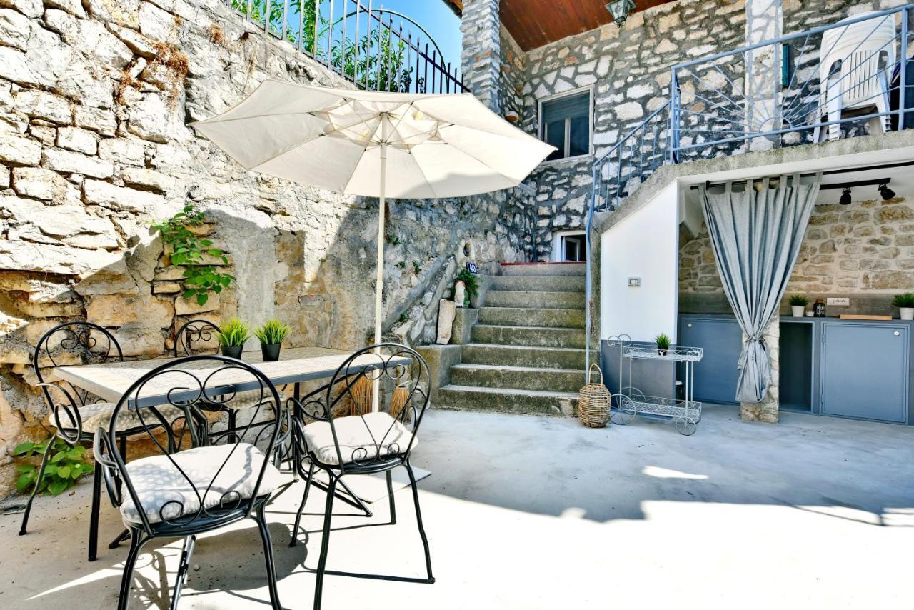 Pikarin Rooms B&B เวอร์ซาร์ ภายนอก รูปภาพ
