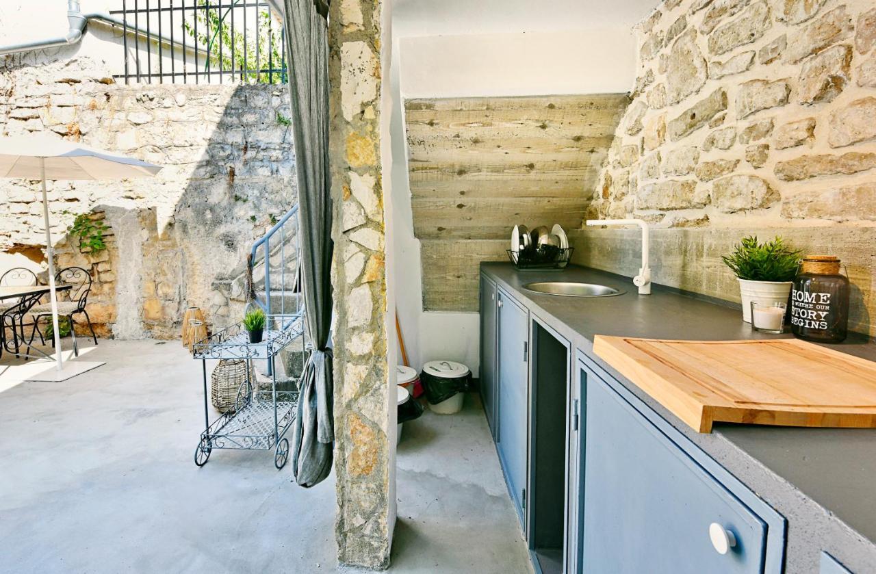 Pikarin Rooms B&B เวอร์ซาร์ ภายนอก รูปภาพ