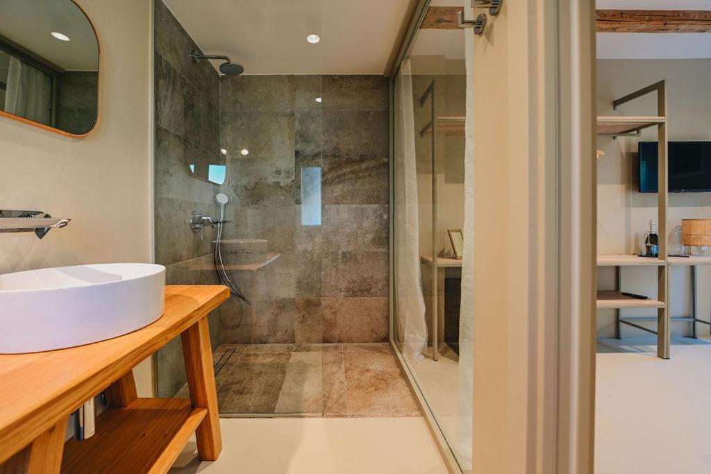 Pikarin Rooms B&B เวอร์ซาร์ ภายนอก รูปภาพ