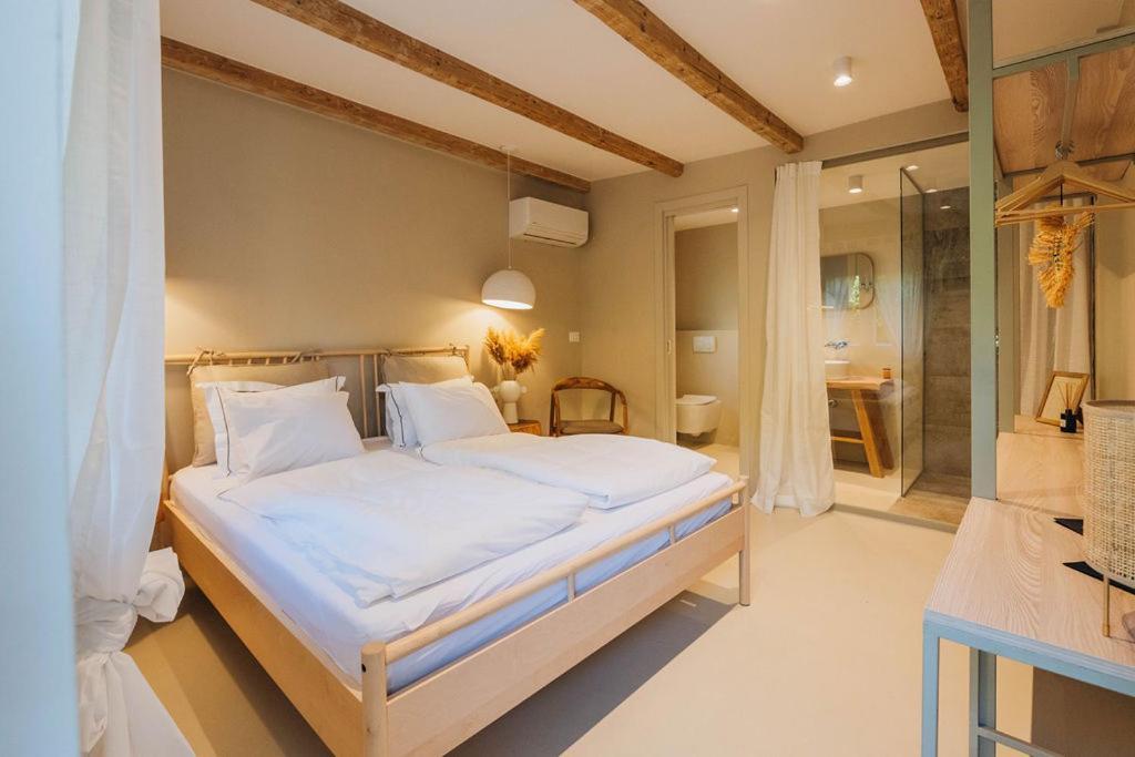 Pikarin Rooms B&B เวอร์ซาร์ ภายนอก รูปภาพ